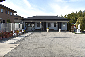 広々とした駐車場と管理棟